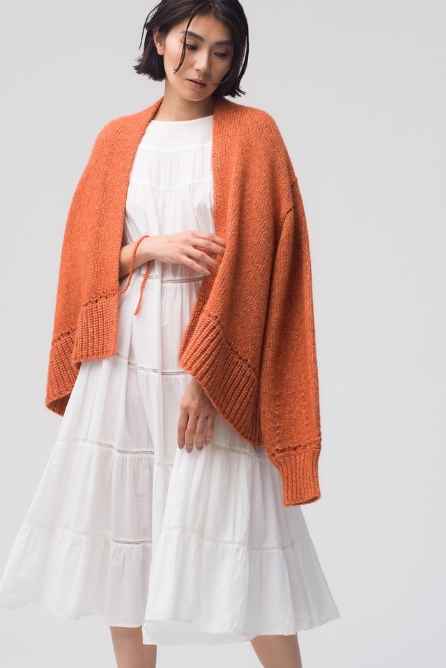 レイヤードスタイルで秋でも活躍するドレス